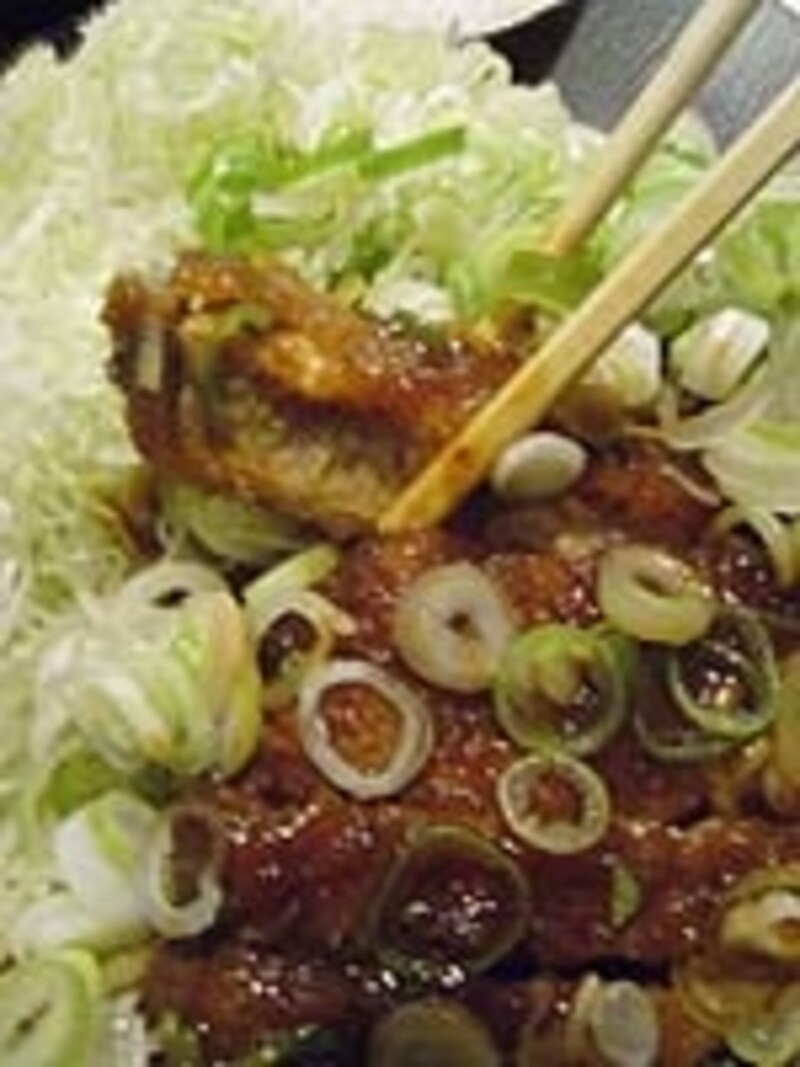 ご覧の通り、ネギとキャベツがたっぷり。その山をかき分けるとカツが出てくる。人気の味噌かつ御膳はランチ1450円