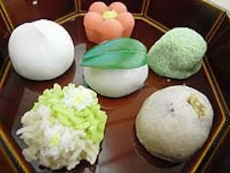季節の生菓子を選んで抹茶とともに味わえる。抹茶+生菓子1個で649円
