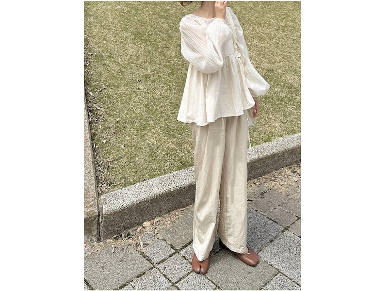 ふんわりした白ブラウスはパンツにもスカートにも合わせやすい　出典：WEAR