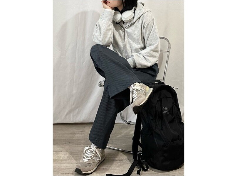 ショート丈のスウェットパーカは春先の羽織りアイテムにも便利　出典：WEAR