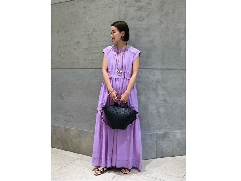 甘くなり過ぎず上品なライラックカラーはワンピースも華やか 出典:WEAR