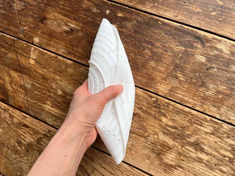 セリアの「絞れるシリコーンザル」は変形するから、ぎゅっと絞ることができる