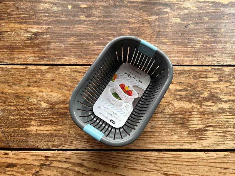 セリアの「重ねて使える水切りザル2P」