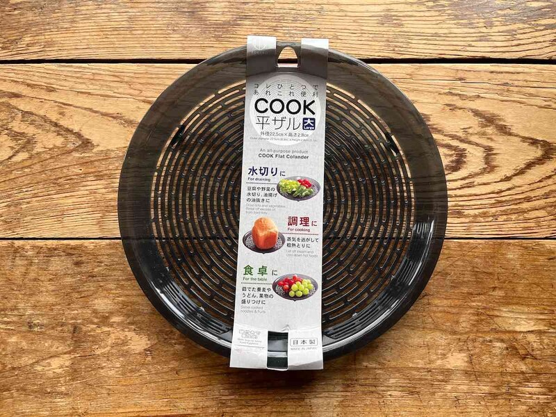 セリアの「COOK平ザル・大」
