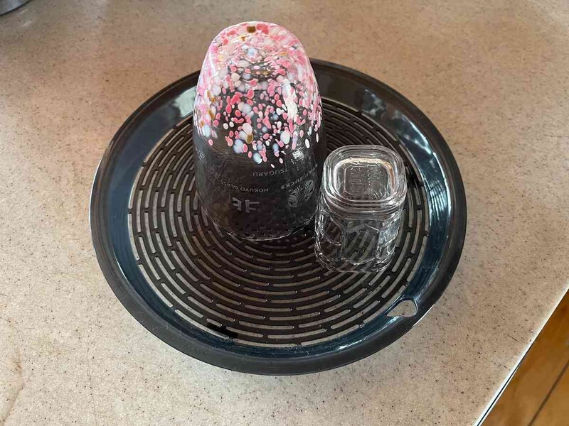 セリアの「COOK平ザル・大」は洗ったコップ置きにもできる