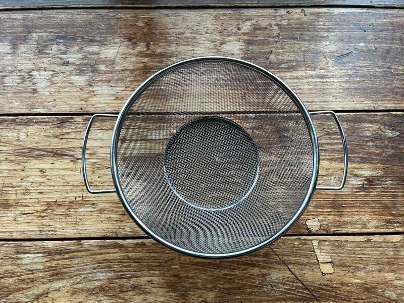 セリアの「取っ手付ステンレスザル」