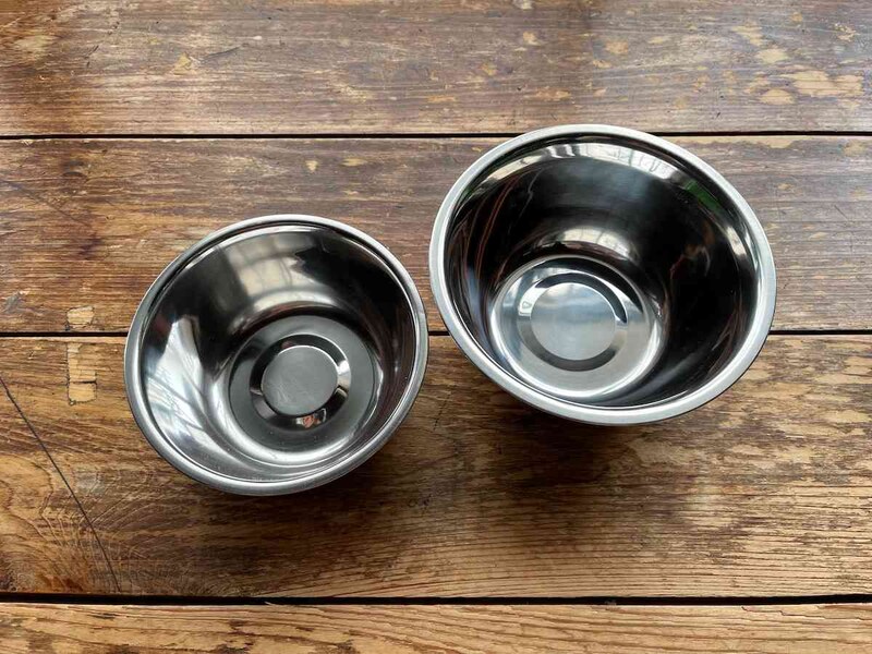 セリアの「深型 フリーボウル 13cm」（左）、「深型 フリーボウル 15cm」（右）