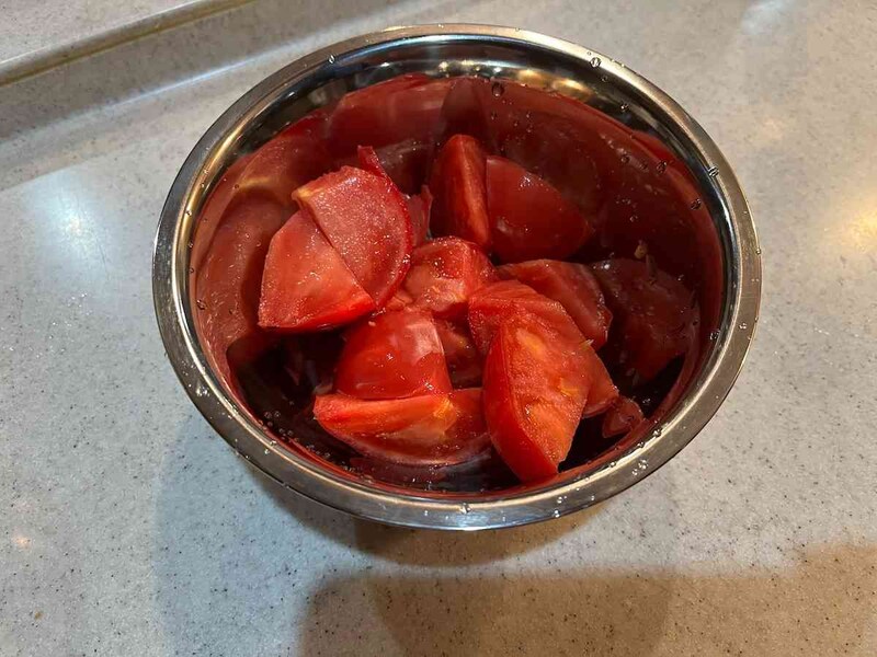 セリアの「深型 フリーボウル 15cm」にカットトマトを入れた様子