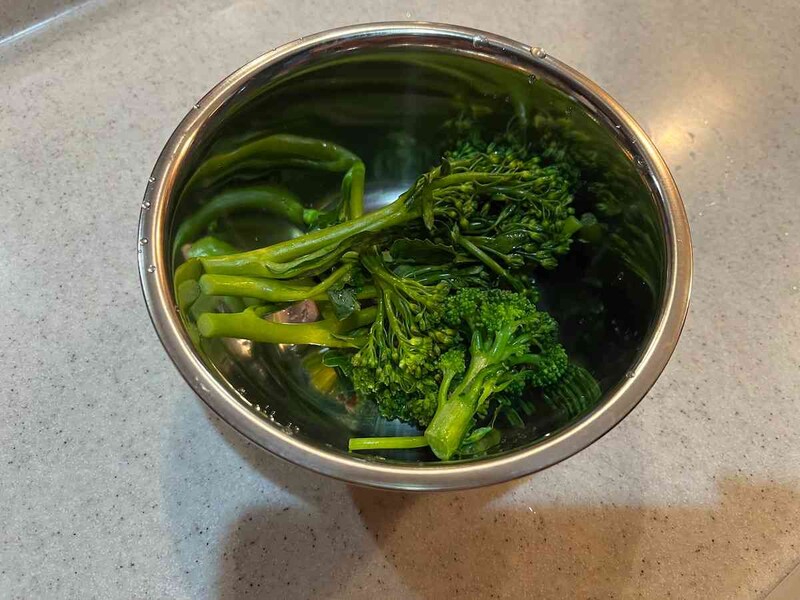 セリアの「深型 フリーボウル 13cm」にブロッコリーを入れてみた