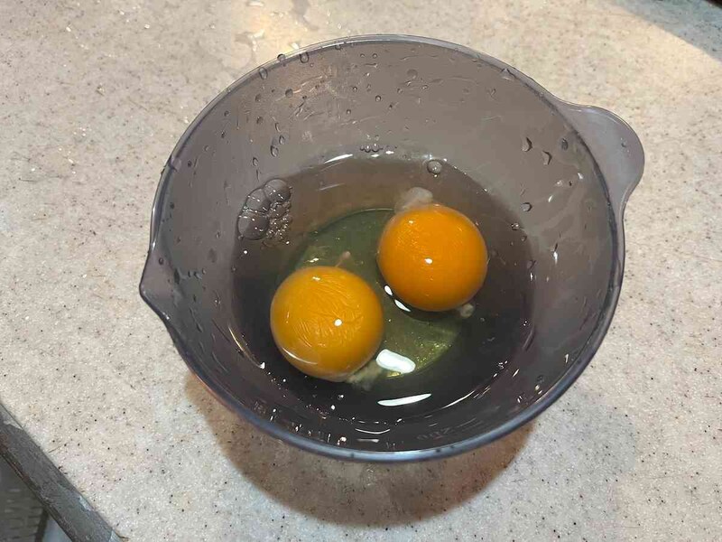 セリアの「目盛り付きミニボウル2P」は卵を2個入れられる