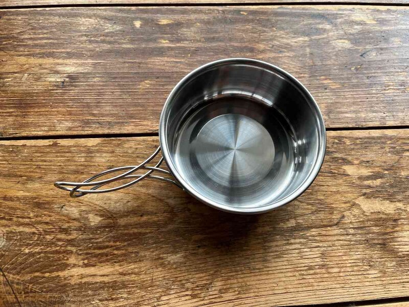 セリアの「ステンレス 折りたたみ手付きボール」はたたんだ持ち手を出すことができる