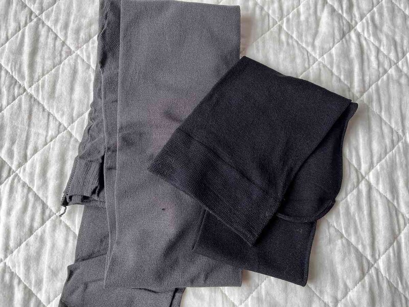 ダイソーの「ソフトフィットカラータイツ チャコール　50デニール」と黒のタイツを比較