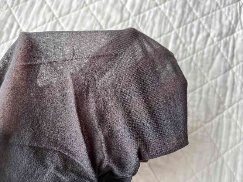 ダイソーの「ソフトフィットカラータイツ チャコール　50デニール」は透け感あり