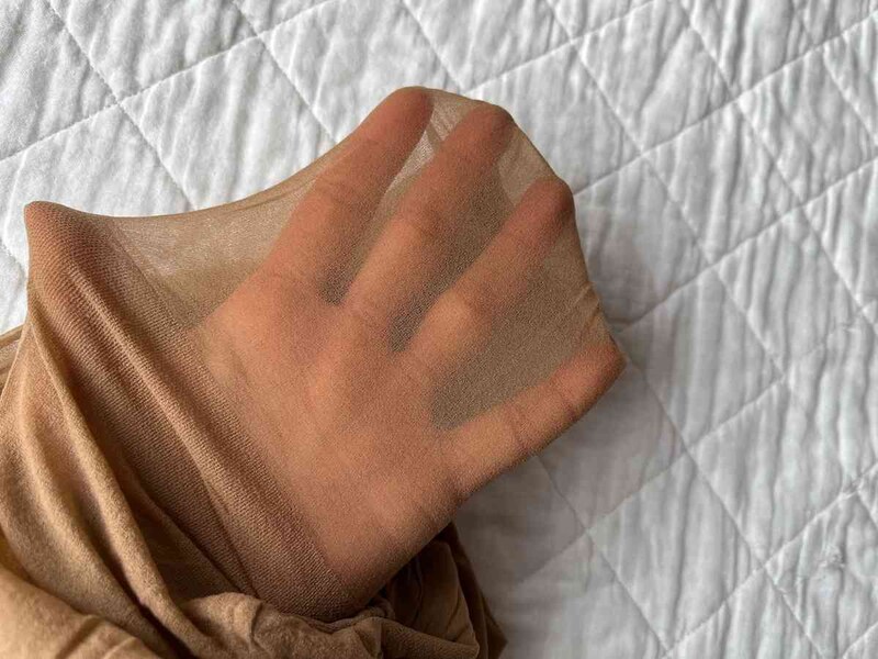 ダイソーの「抗菌防臭ナイロンパンティストッキング（M-L、スイートベージュ）」は透け感がある