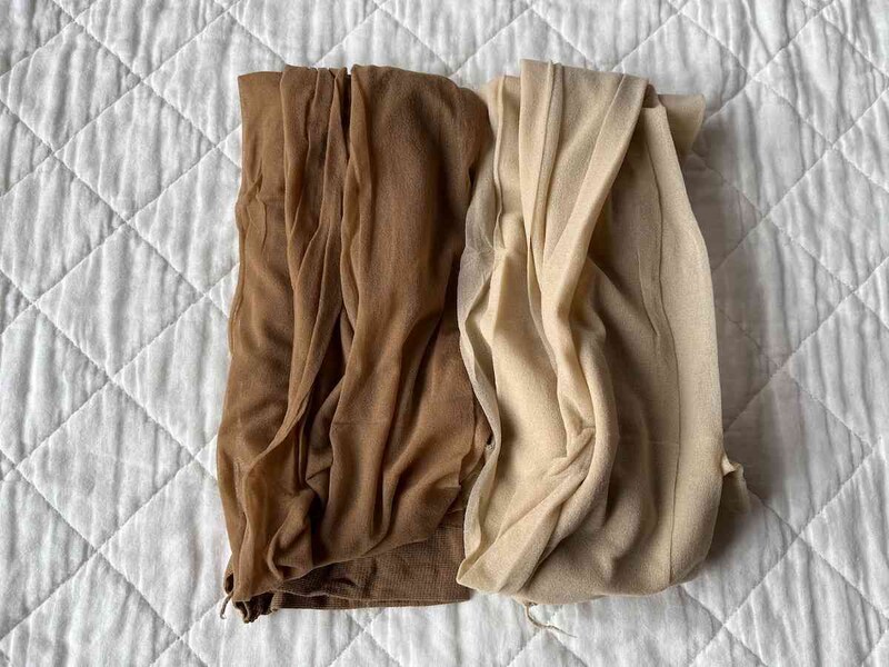 ダイソーの「抗菌防臭ナイロンパンティストッキング（M-L、スイートベージュ）」（左）、「涼感パンティストッキング（M-L、クリアベージュ）」（右）