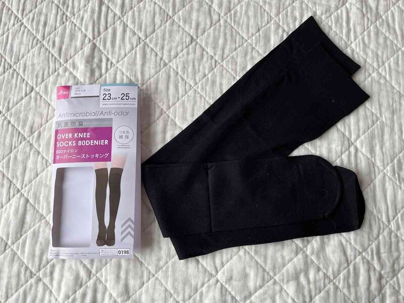 ダイソーの「抗菌防臭オーバーニーストッキング（80D、23cm-25cm、ブラック）」