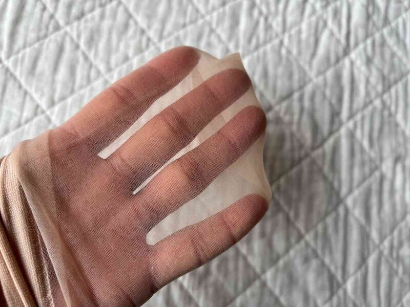 ダイソーの「アンクル丈ストッキング（抗菌防臭、ベビーベージュ、2足組）」の強めの透け感