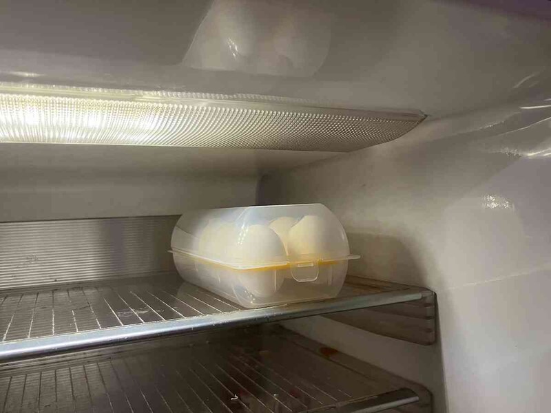 セリアの「たまごケース 10個用」はふたが少し膨らんでいる