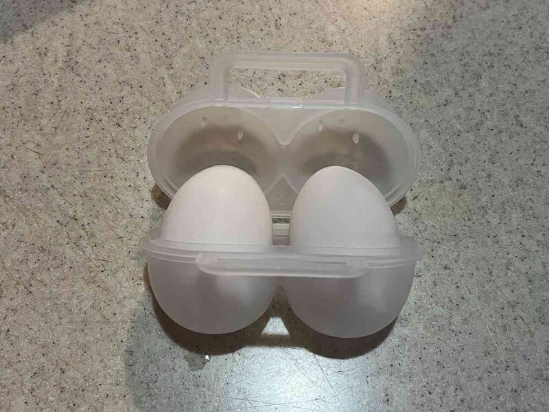 セリアの「エッグケース 2個用」には卵がすっぽりと入る