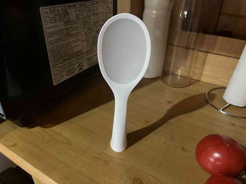 セリアの「シンプルしゃもじ」は自立するので、狭い場所にも置ける