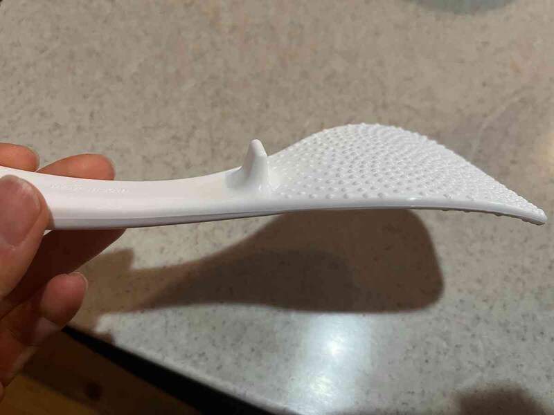 セリアの「モンローしゃもじ」は裏側にツメがついている