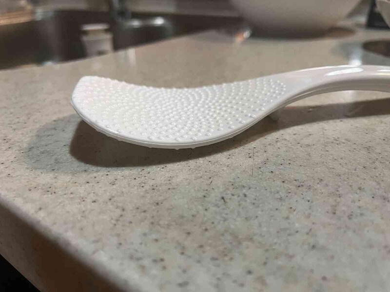 セリアの「モンローしゃもじ」は上の部分が浮くようになっている