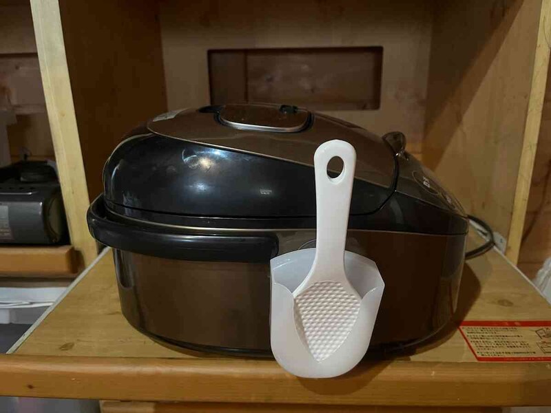セリアの「なるほどしゃもじ ケース付き」は炊飯器につけられる