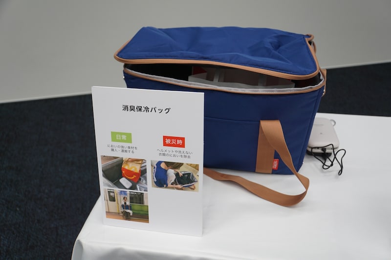 保冷バッグ内にUSB給電で駆動するナノイーX発生器を入れて使う「消臭保冷バッグ」。「被災時には、例えばボランティア活動をされている方が繰り返し使うけれども、なかなか洗えないアイテムなどをこちらに入れると消臭効果が得られます」（畔柳助教）