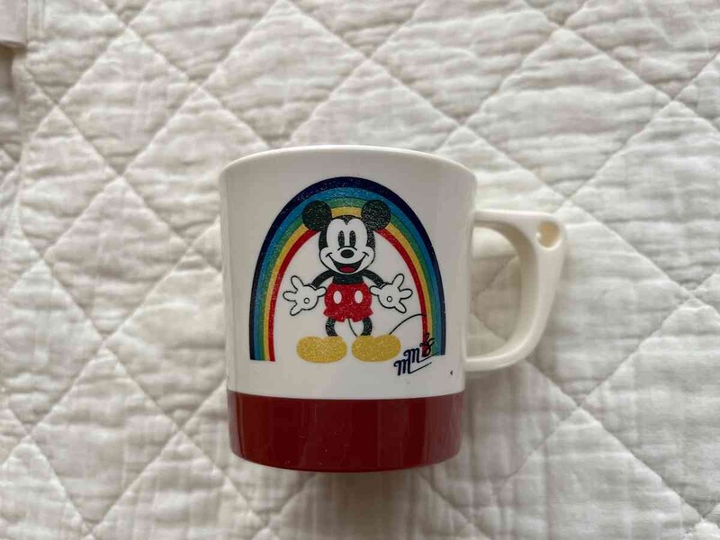 セリアの「ツートンマグカップ ミッキー」のレトロっぽいミッキーがかわいい！