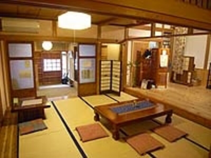 法要の舞台も残る店内は板敷きでゆっくりくつろげる。ランチセット680円～、パフェ630円など