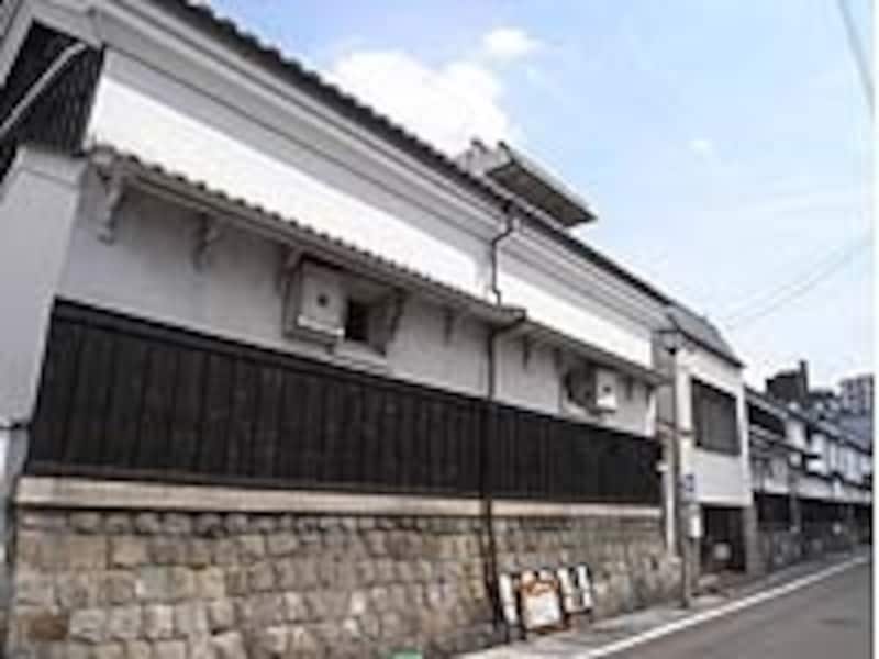 古い蔵や町屋が残る四間道。レトロでおしゃれなカフェやレストランも多い