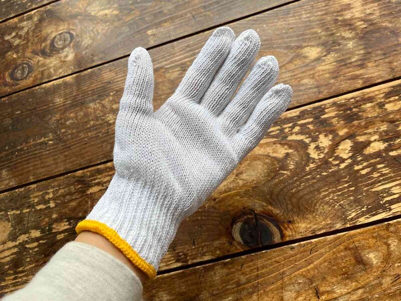 セリアの「軍手 3双入」は女性が使うと、中指の先端が少し余るかもしれない