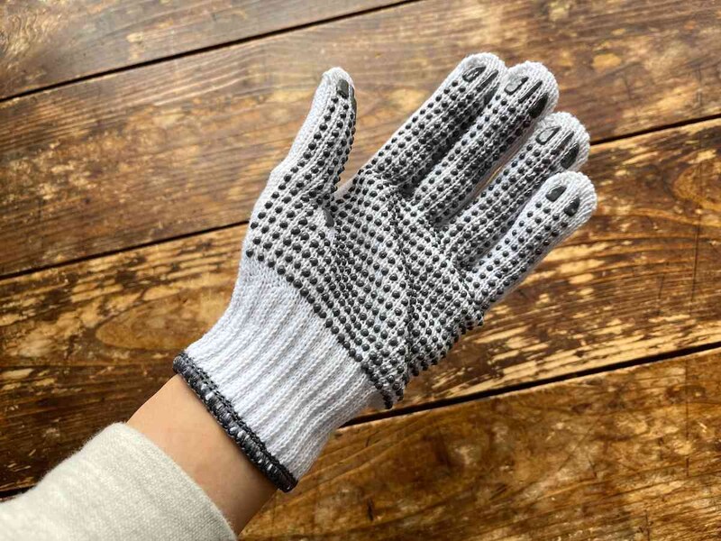 セリアの「スベリ止め付き軍手」は内側に滑り止めがついている