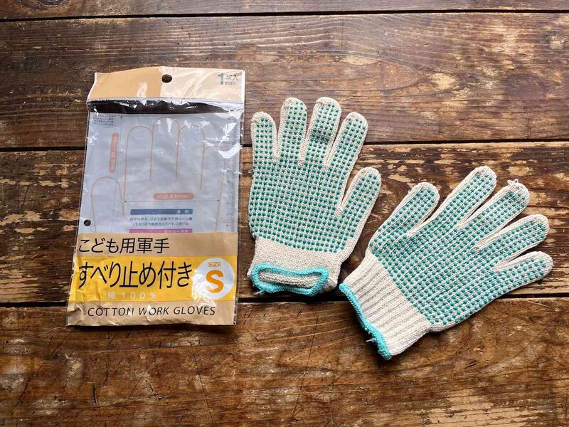 セリアの「こども用軍手 すべり止め付きS」