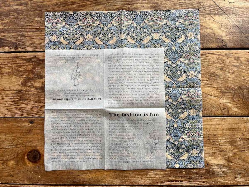 セリアの「ペーパーナプキン 洋書柄」（左）、「ペーパーナプキンマスターピースコレクション ウィリアム・モリス」（右）のサイズ比較