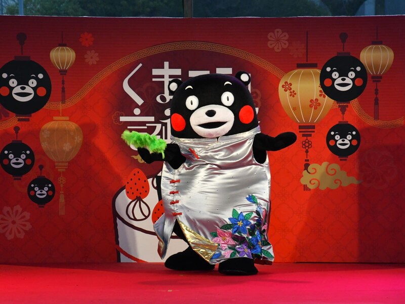 チャイナドレスで踊るくまモン