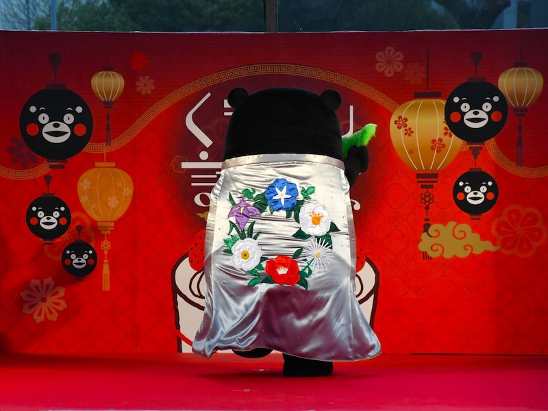 チャイナドレスの背面には肥後六花の刺繍があしらわれている