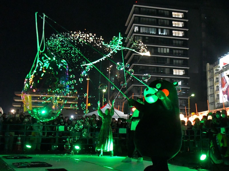 巨大シャボン玉をライトアップ!