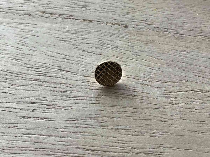 セリアの「ラッキーサン画鋲」は見える部分に模様が入っている