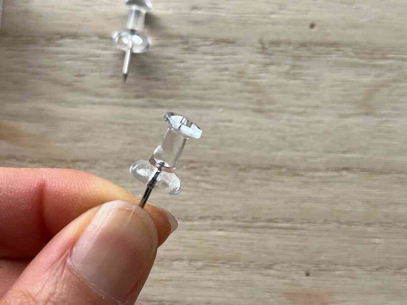 セリアの「抜けにくいクリアピン」は針がクギ式になっている