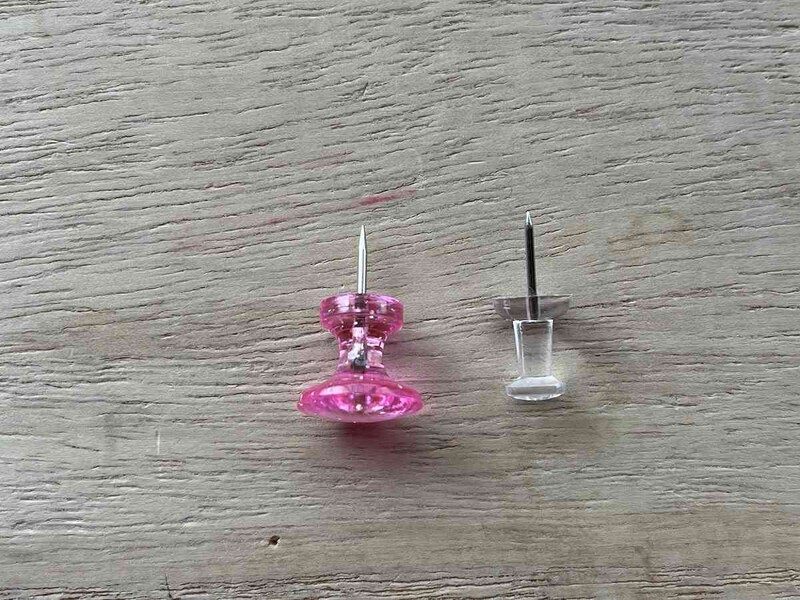 セリアの「ダルマピン」（左）と「抜けにくいクリアピン」（右）を比較