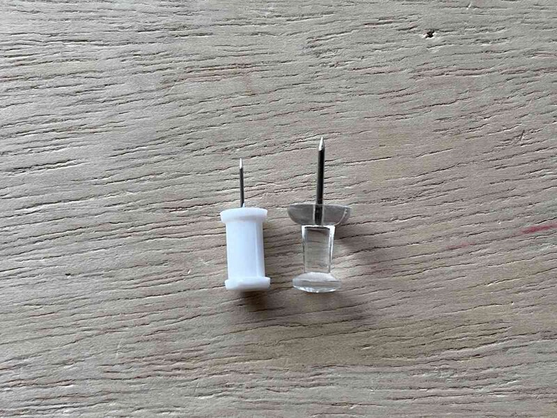 セリアの「針の細いダルマピン」（左）と「抜けにくいクリアピン」（右）を比較