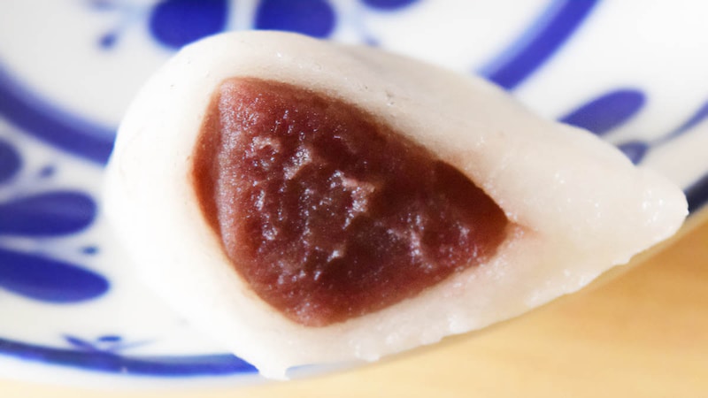 北海道産小豆使用の自家炊きこし餡はなめらかな口あたりで、甘さはひかえめ。