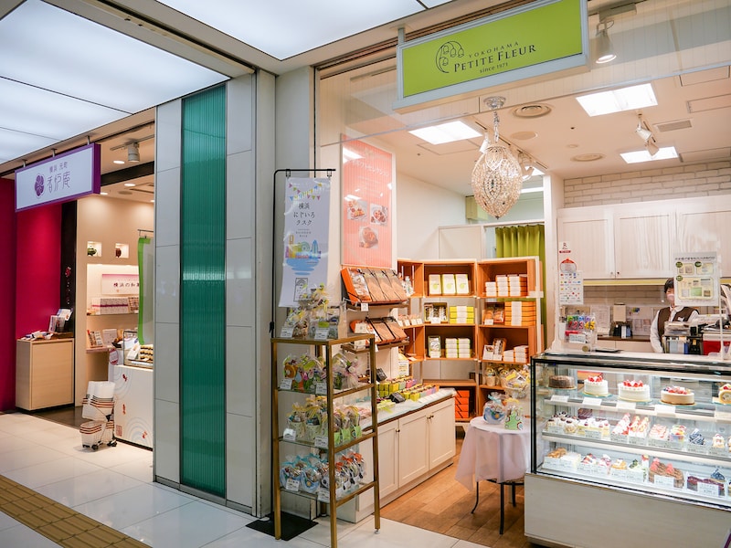 和菓子店「香炉庵」(左)とフランス菓子店「プチ・フルール」(右)は隣り同士(筆者撮影)