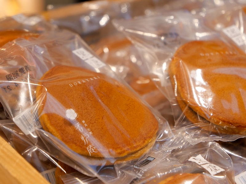 香炉庵の看板商品「黒糖どら焼き」(1個税込200円)。単品からギフトボックス入りまで用意されている(筆者撮影)