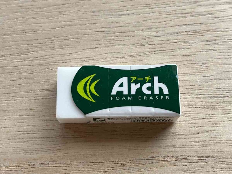 セリアの「進化系消しゴム アーチ」はケースがアーチ型