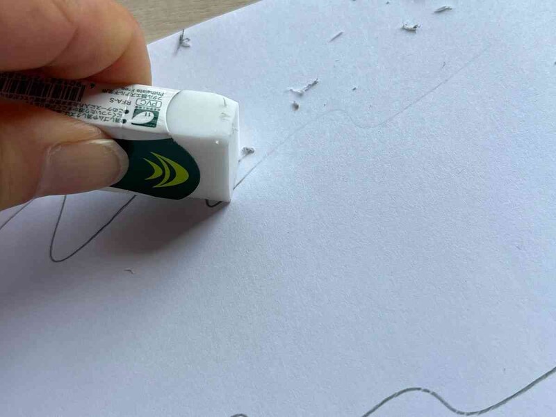 セリアの「進化系消しゴム アーチ」は少しの力で消すことができる