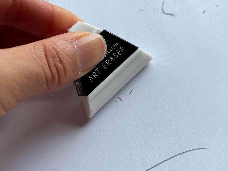 セリアの「コミケシ」の面部分は広い範囲を消すのに活躍