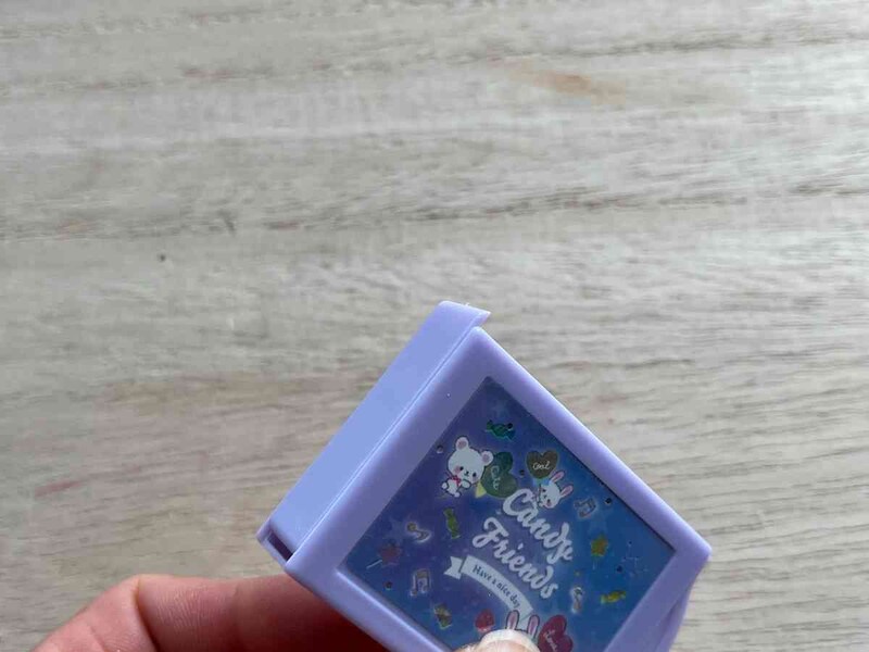 セリアの「マジック消しゴム」はケースのスイッチで操作する