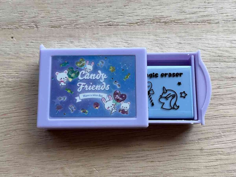 セリアの「マジック消しゴム」はスイッチを入れると消しゴムが出る